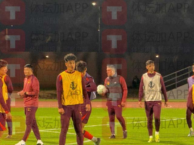 1767663397369022491.jpg 开云体育官网-U23国足训练演练进攻 8人对抗赛王钰栋失点