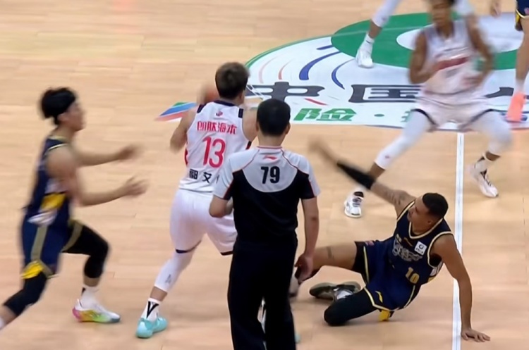 开云官网-郭艾伦末节生死抢断 紧逼徐杰展现顽强斗志