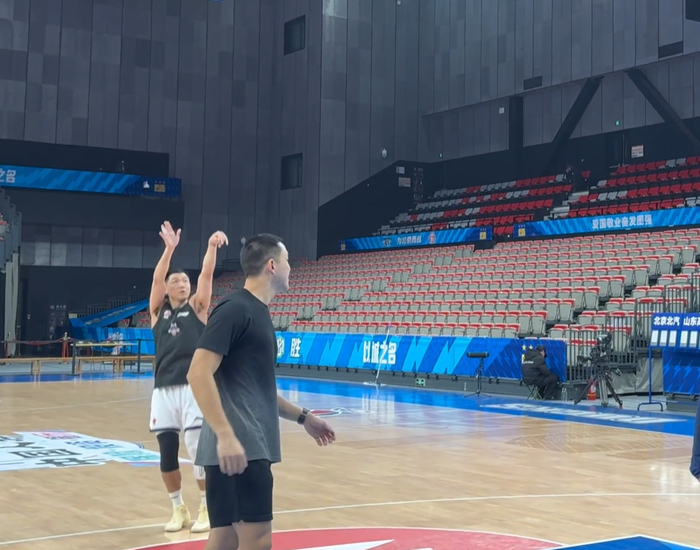 高诗岩真自律！赛前绑护具加练又回力量房，攻守回暖仍是后场核心|谢智杰|比赛|训练|季后赛|全能_新浪体育_新浪新闻