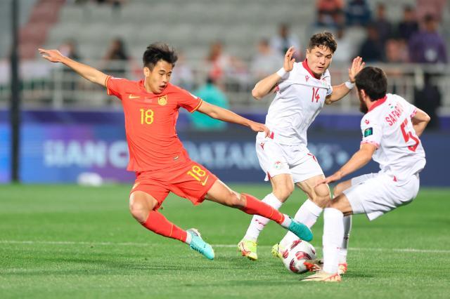 开云体育下载-【观察】进退失据，国足亚洲杯首秀难言及格