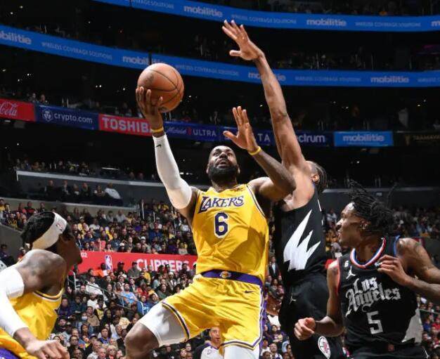 开云APP-湖人输德比非坏事！避开太阳坐七望六 等勇士犯错