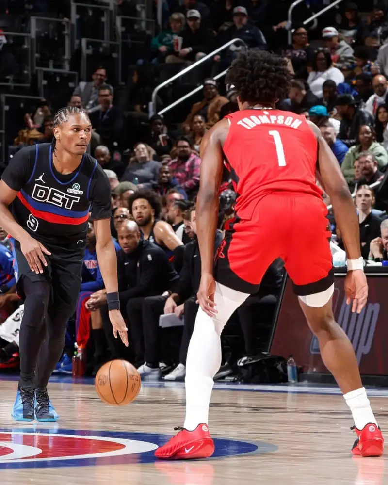 开云体育下载-红蓝鸳鸯！汤普森兄弟均穿着G.T Cut4迎来正面对决