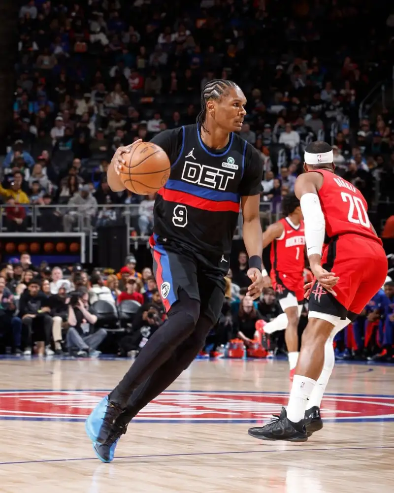 开云体育下载-红蓝鸳鸯！汤普森兄弟均穿着G.T Cut4迎来正面对决