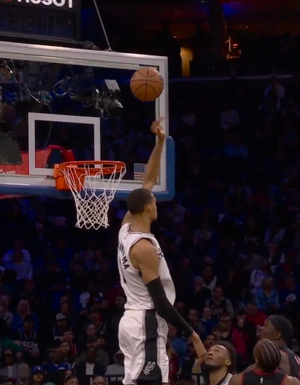 kaiyun-这都能忍住！文班想盖马克西抛投 但瞬间判断出干扰球 硬生生收手