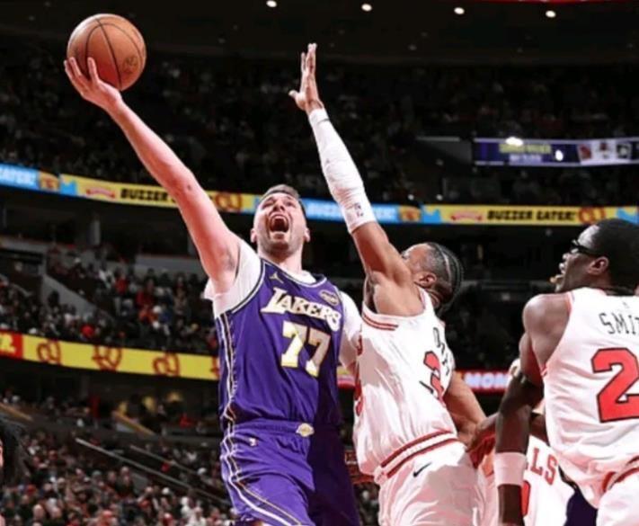 开云APP-东契奇8记三分轰46+11！单节20分迎生涯里程碑，湖人客场拿下公牛