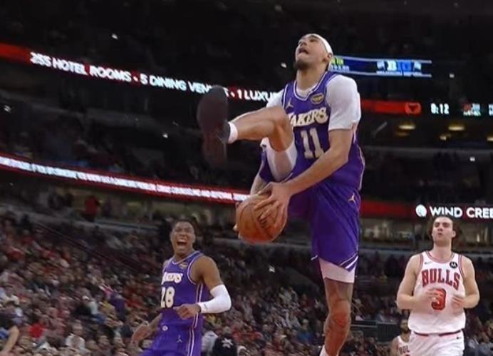 开云APP-东契奇8记三分轰46+11！单节20分迎生涯里程碑，湖人客场拿下公牛