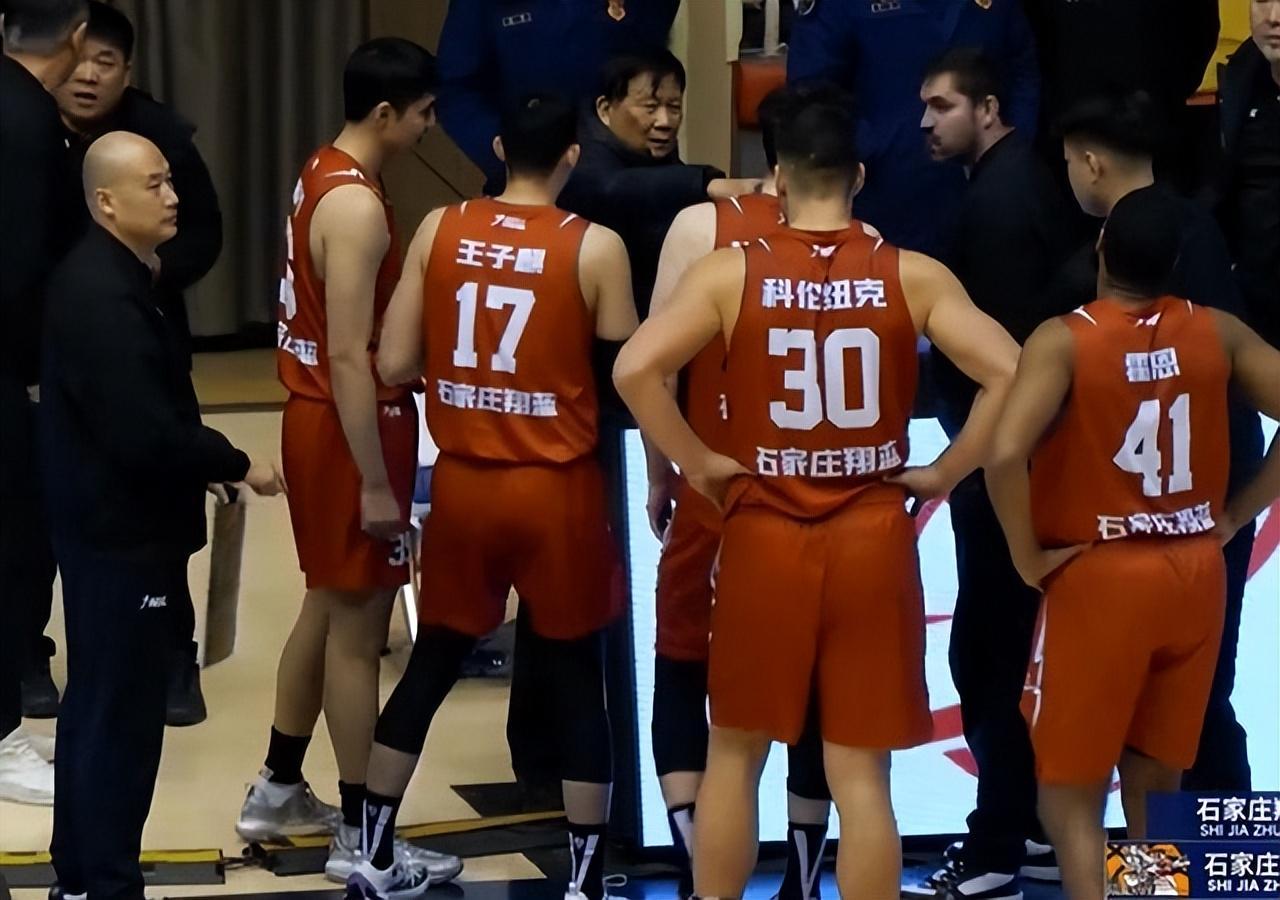 开云-4个加时！3小时15分钟！中国篮球史诗苦战引发巨大争议：裁判太黑