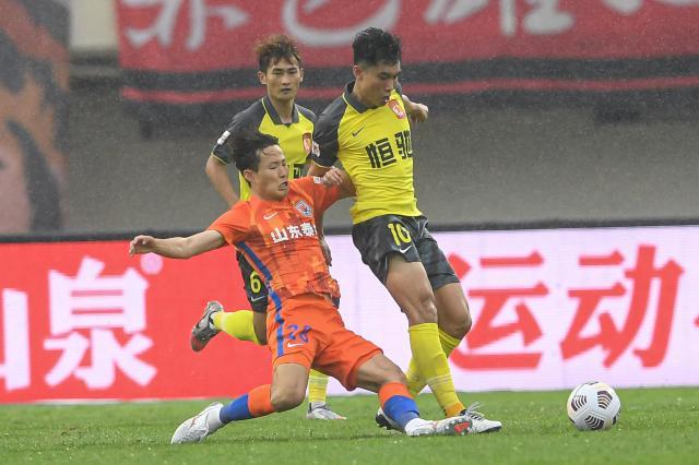 开云官网-广州队2连胜终结未咬住山东 下轮直接交锋定头名？