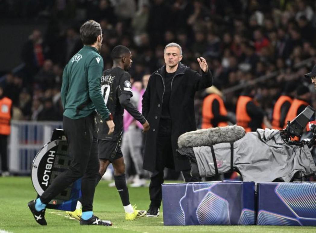 开云-疑似受伤，登贝莱带着痛苦的表情被换下场