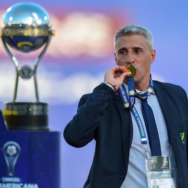 开云体育下载-率队捧南美杯 克雷斯波拿到执教生涯首个冠军！